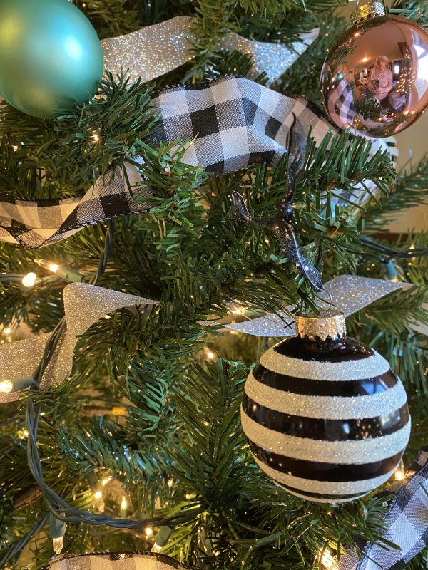 Farmhouse Sparkel Tree Black and White Balls